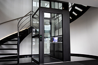 Homelift Genesis Typ B Innenanlage Wendeltreppe schwarzer Schacht