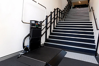 Monte-escalier à plateforme Garaventa Lift noire, ouverte en bas