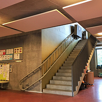 monte-escalier à plateforme Garaventa Lift dans un bâtiment scolaire