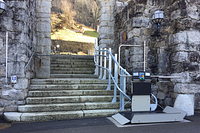 Monte-escaliers a plateforme rend l’église accessible sans obstacles