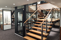 Homelift Genesis type B en intérieur dans une succursale Fielmann