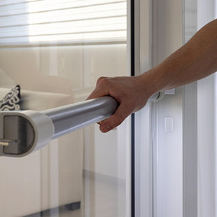 Porte pleine avec main courante