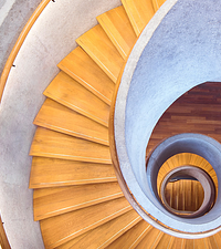 Escalier en colimaçon dans un immeuble résidentiel